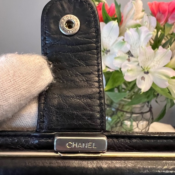 CHANEL Black Caviar Leather Kisslock Compact Wallet | RARE: MADE IN ITALY - Picture 5 of 12
